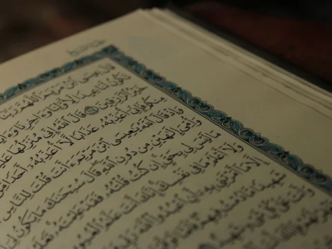 سورة الواقعة وجلب الرزق: ما الحقيقة وراء هذا الاعتقاد الشائع؟ 9 سورة الواقعة وجلب الرزق