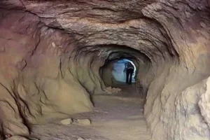طفل وضعته أمه في الكهف