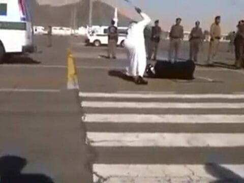 عقوبة رادعة لانتهاك الحرمات: حقيقة إعدام رجل وامرأة بتهمة فعل الفاحشة داخل مسجد في مكة 1 2057763